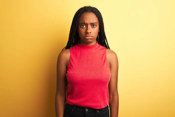 Afroamerykanka Ubrana Czerwony Luźny Shirt Stojąca Nad Odizolowanym Żółtym Tłem — Zdjęcie stockowe