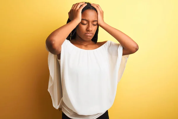 Ung Afrikansk Amerikansk Kvinna Bär Vit Shirt Stående Över Isolerad — Stockfoto