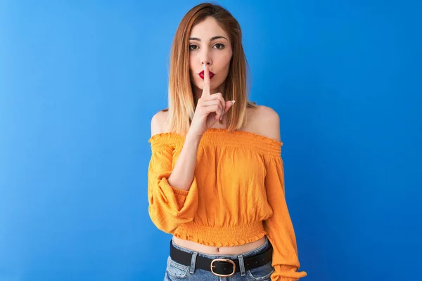 Mulher Ruiva Bonita Vestindo Camiseta Casual Laranja Sobre Fundo Azul — Fotografia de Stock