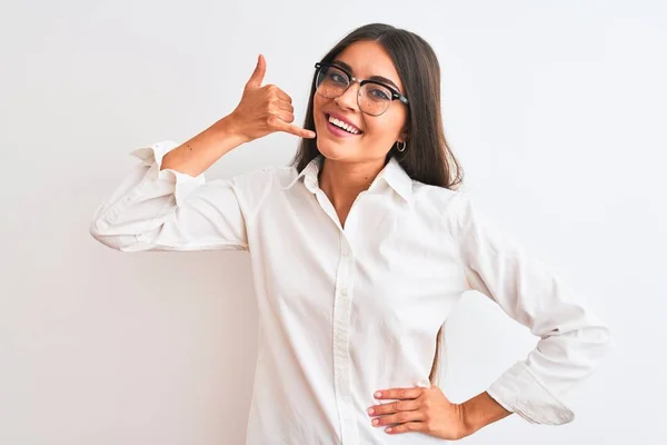 Junge Schöne Geschäftsfrau Mit Brille Die Vor Isoliertem Weißem Hintergrund — Stockfoto