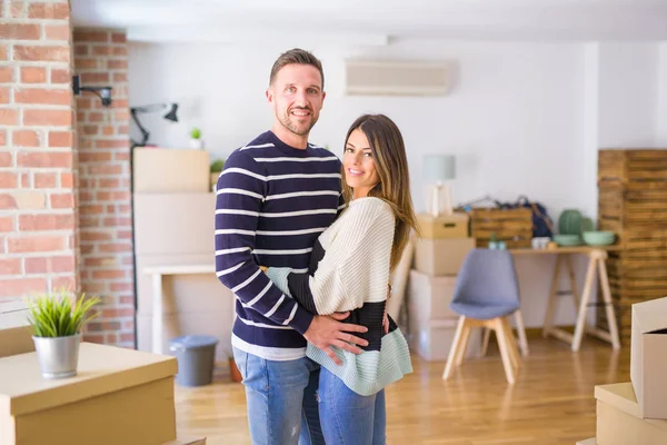 Schönes Junges Paar Umarmt Sich Neuen Zuhause Kartons — Stockfoto