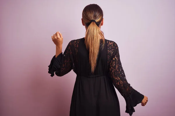Νέα Όμορφη Ισπανίδα Γυναίκα Στέκεται Φορώντας Μαύρο Φόρεμα — Φωτογραφία Αρχείου