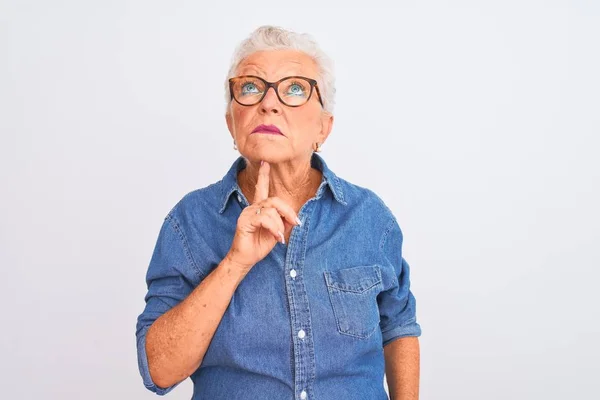 Senior Mulher Cabelos Grisalhos Vestindo Camisa Jeans Óculos Sobre Fundo — Fotografia de Stock