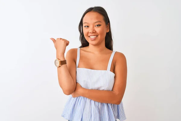 Jonge Chinese Vrouw Dragen Casual Gestreepte Jurk Staan Geïsoleerde Witte — Stockfoto