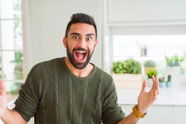 Schöner Mann feiert und jubelt mit aufgeregtem Ausdruck — Stockfoto