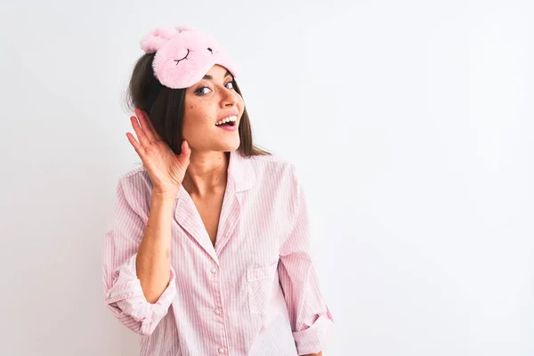 Jovem Mulher Bonita Vestindo Máscara Sono Pijama Sobre Fundo Branco — Fotografia de Stock