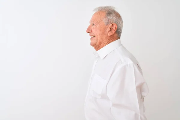 年长的白发男子穿着雅致的衬衫 站在孤零零的白色背景上 面带微笑地放松自己的形象 — 图库照片