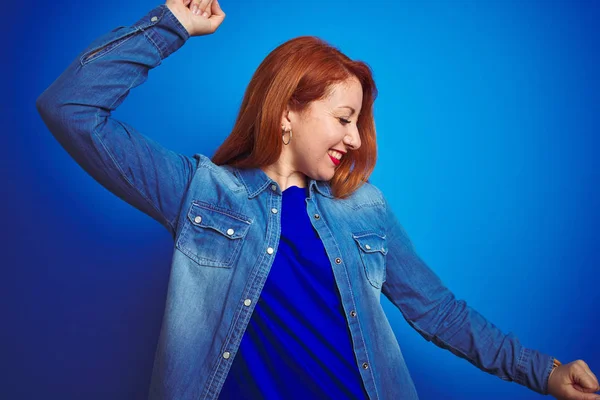 Jovem Mulher Ruiva Bonita Vestindo Camisa Jeans Sobre Fundo Isolado — Fotografia de Stock