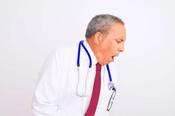 年长的白发医生 头戴听诊器 手放在胃上 站在孤立的白色背景上 因为恶心 痛苦的疾病感觉不舒服 阿切概念 — 图库照片