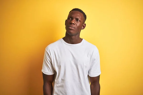 Joven Hombre Afroamericano Vistiendo Camiseta Blanca Pie Sobre Aislado Fondo — Foto de Stock