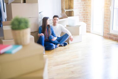 Genç Asya çift oturan üzerinde bu zemin bu yeni ev civarı karton kutular rahatlatıcı ve gülümseyen mutlu