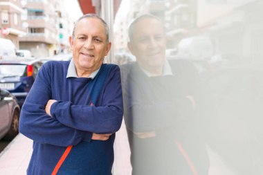 Yakışıklı orta yaş kıdemli neşeli, mutlu gülümseyen adam ve yerine koymak