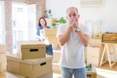 Genç çift yeni bir eve taşınıyor. Kel adam evde dikiliyor. Ağzını yanlışlıkla ellerle kapatıyor. Gizli konsept.