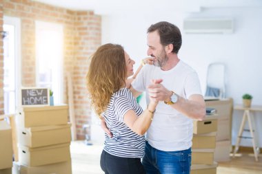 Orta yaş Senior çift yeni bir eve hareket, dans ve SMIL