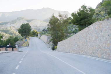 Güzel dağlık arazi ve kırsal yol