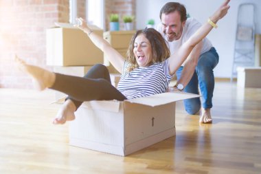 Orta yaş Senior romantik çift var eğlenceli Binicilik iç arasında CA