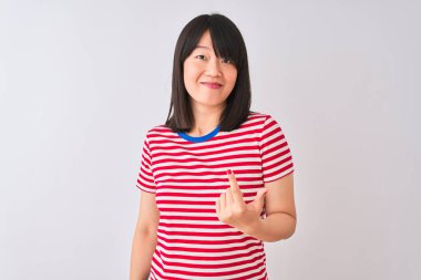 İzole edilmiş beyaz arka plan üzerine kırmızı çizgili tişört giyen genç, güzel Çinli kadın seni buraya davet ediyor.