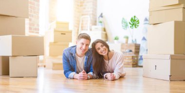 Güzel genç çift yeni bir eve taşınmayı kutlarken gülümsüyor.