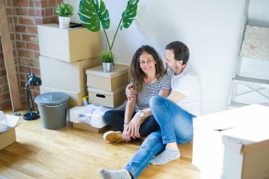 Orta yaş Senior romantik çift içinde aşk oturma üzerinde the Apartme