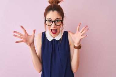 Atkuyruklu, zarif bir elbise ve gözlük takan kızıl saçlı kadın çılgın ve hayret verici başarısını kutluyor ve kolları açık ve heyecanlı bir şekilde çığlık çığlığa haykırıyor. Kazanan konsept