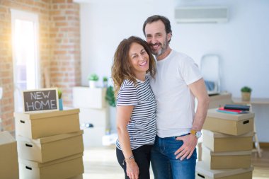 Orta yaş Senior çift yeni bir eve hareket