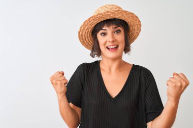 Siyah tişört ve şapka giyen genç güzel bir kadın izole edilmiş beyaz arka planda durup gururla haykırıyor ve zaferi ve başarıyı kutluyor. Çok heyecanlı, coşkulu bir duygu.