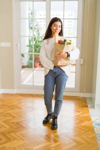 Bella Giovane Donna Sorridente Possesso Sacchetto Carta Pieno Generi Alimentari — Foto Stock