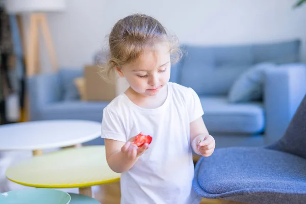 Vackra Småbarn Barnflicka Äter Jordgubb — Stockfoto