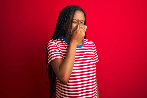 Jovem Afro Americana Vestindo Camiseta Listrada Sobre Fundo Vermelho Isolado — Fotografia de Stock