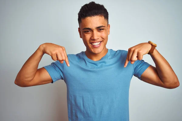Ung Brasiliansk Man Bär Blå Shirt Stående Över Isolerad Vit — Stockfoto