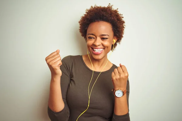 Африканська Американка Одягнена Навушники Слухають Музику Над Ізольованим Фоном Дуже — стокове фото