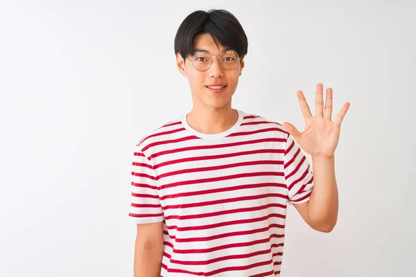 Joven Hombre Chino Con Gafas Camiseta Rayas Pie Sobre Fondo — Foto de Stock