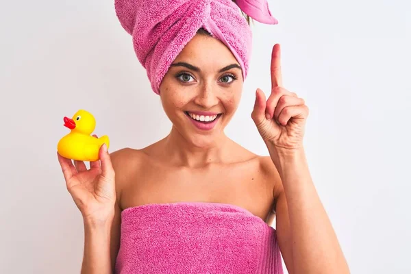 Jovem Mulher Bonita Usando Toalha Chuveiro Segurando Pato Sobre Fundo — Fotografia de Stock