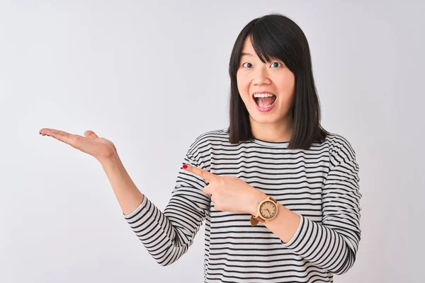 Ung Vacker Kinesisk Kvinna Bär Svart Randig Shirt Över Isolerad — Stockfoto