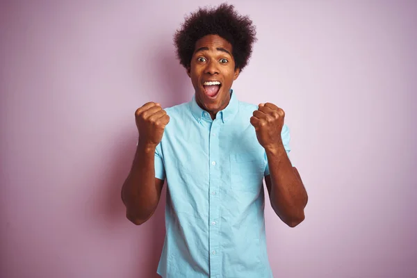 Junger Amerikanischer Mann Mit Afrohaaren Und Blauem Hemd Der Vor — Stockfoto