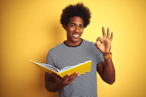 Afro Amerikalı Öğrenci Kitap Okuyor Zole Edilmiş Sarı Arka Planda — Stok fotoğraf