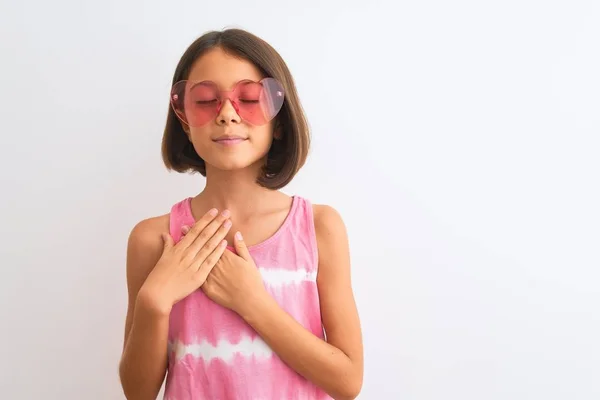 Junges Schönes Mädchen Mit Rosa Shirt Und Sonnenbrille Über Isoliertem — Stockfoto