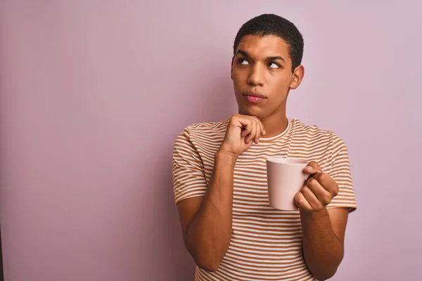 Schöner Arabischer Mann Mit Gestreiftem Shirt Kaffee Trinkend Über Isoliertem — Stockfoto