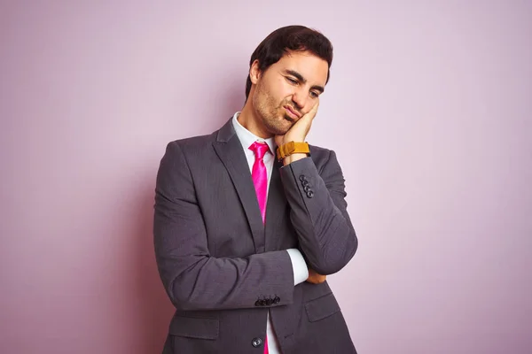 Junger Gutaussehender Geschäftsmann Anzug Und Krawatte Steht Vor Isoliertem Rosa — Stockfoto