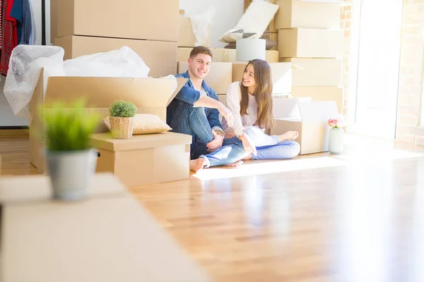 Jeune Beau Couple Relaxant Assis Sur Sol Autour Boîtes Carton — Photo