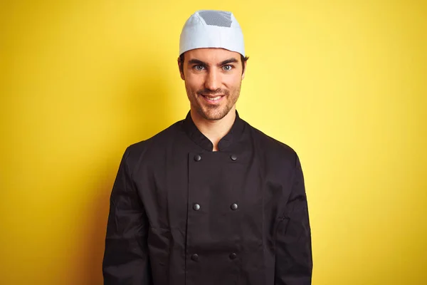 노란색 군복을 모자를 요리하는 잘생긴 요리사의 얼굴에는 행복하고 미소가 운좋은 — 스톡 사진
