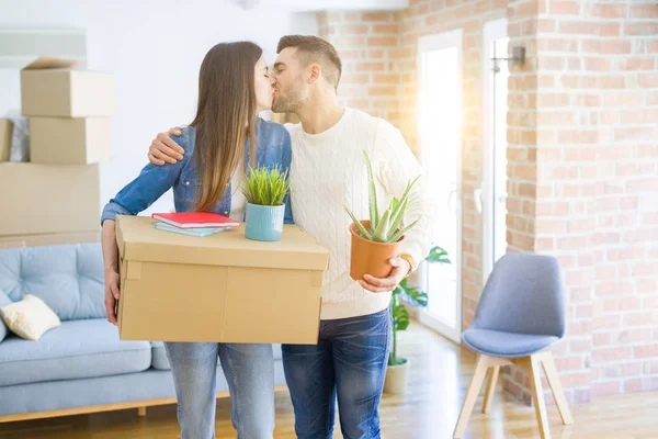 Hermosa Pareja Joven Que Muda Una Nueva Casa Sonriendo Feliz —  Fotos de Stock