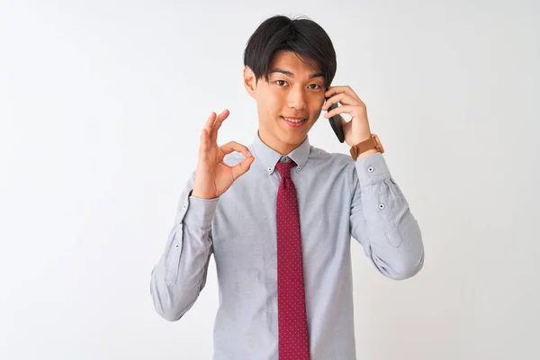 Empresário Chinês Usando Gravata Falando Smartphone Sobre Fundo Branco Isolado — Fotografia de Stock