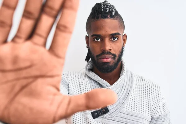 Homem Afro Americano Com Tranças Vestindo Camisola Cinza Sobre Fundo — Fotografia de Stock