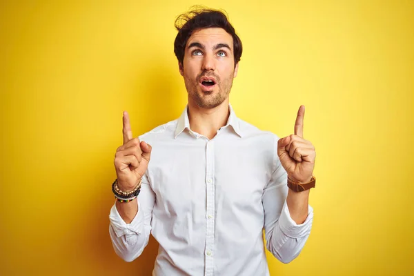 Young Handsome Businessman Wearing Elegant Shirt Standing Isolated Yellow Background — Stock Photo, Image