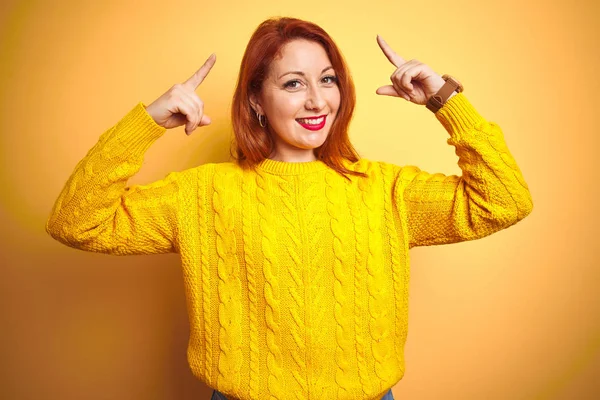 Bella Donna Rossa Che Indossa Maglione Invernale Piedi Sopra Isolato — Foto Stock