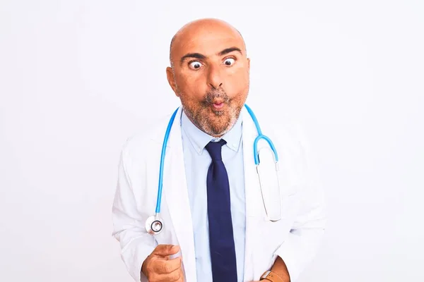中年医生男人带着听诊器和领带站在孤立的白色背景上 用嘴唇 疯狂和滑稽的姿势做鱼脸 有趣的表达方式 — 图库照片
