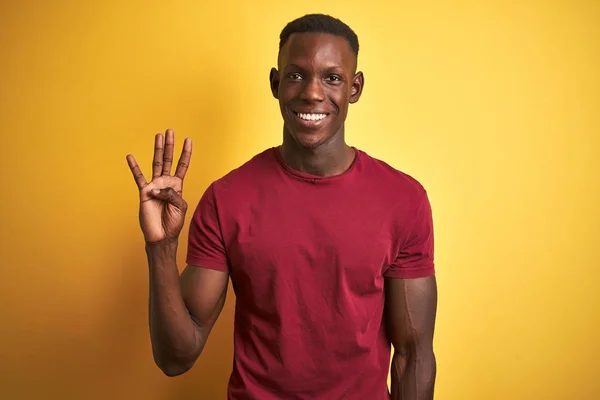 Jeune Homme Afro Américain Portant Shirt Rouge Debout Sur Fond — Photo