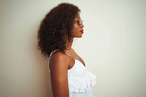 Ung Afrikansk Amerikansk Kvinna Bär Shirt Och Solglasögon Över Isolerad — Stockfoto