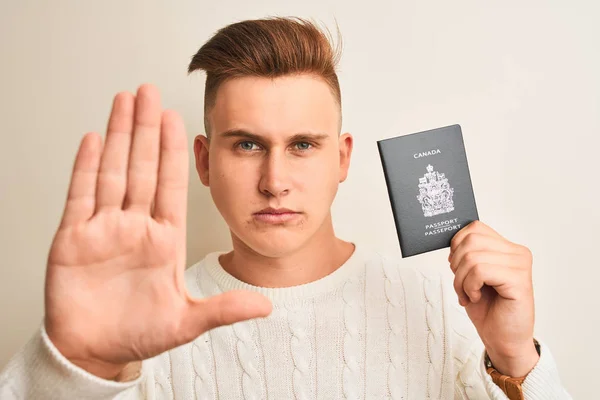 Młody Przystojny Mężczyzna Trzymający Kanadyjski Paszport Odizolowanym Białym Tle Otwartą — Zdjęcie stockowe